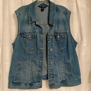Style & Co Woman Jean/Demin Vest in Great Preowned Condition. Size 16W
